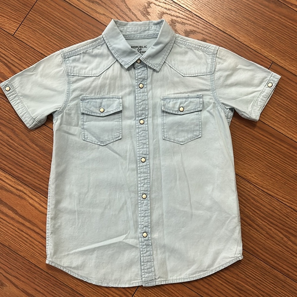 Republic of denim boys Light Blue Short Sleeve Shirt with pockets size 8/9